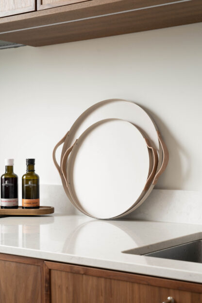 Beige bricka med handtag i konstläder
